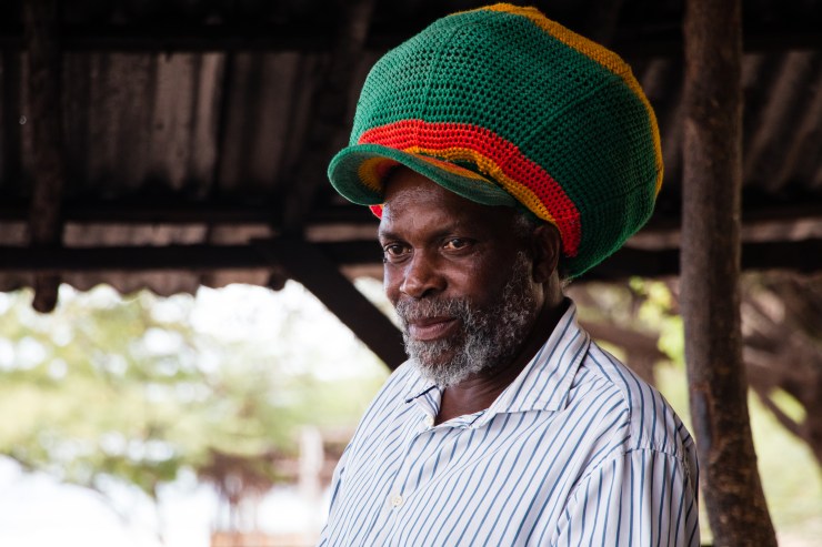 "Jah Dee", cuisto pour la cinquantaine de pêcheurs à Farqhar's Beach.