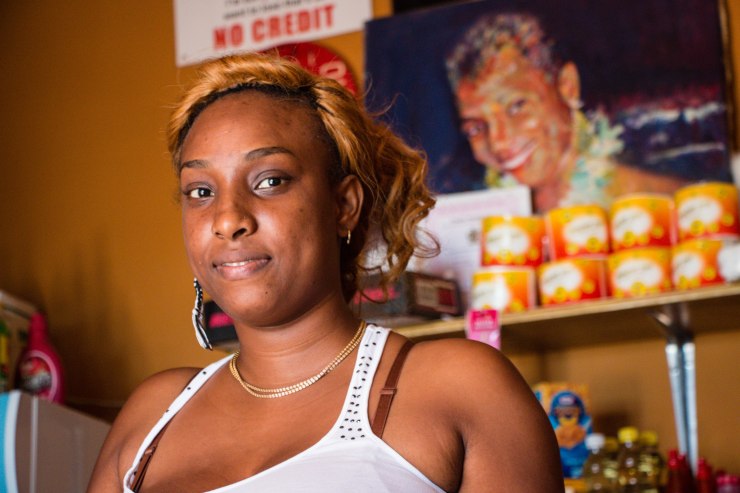 Jamaïque2_Njeri Lee dans son magasin