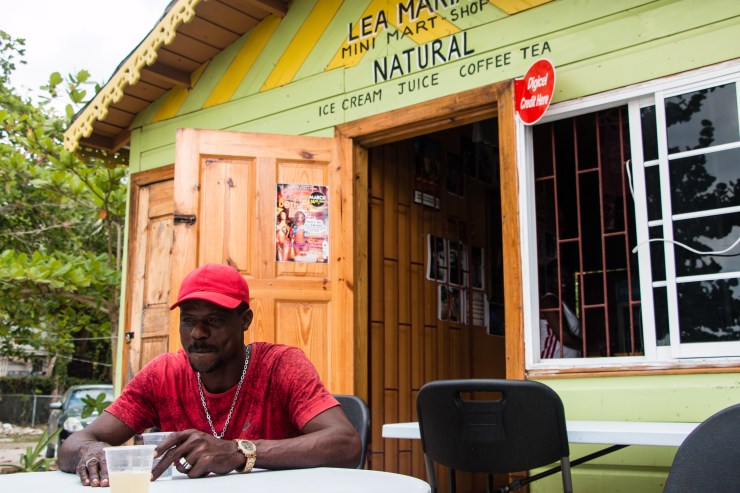 Jamaique3_Jack Lidell assis à une table du Lea Shop